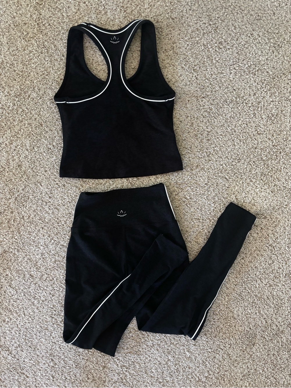 Beyond Yoga spacedye white contrast trim set XS - never worn